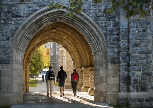 加拿大最新大学学费报告出炉，现在留学这么贵了？
