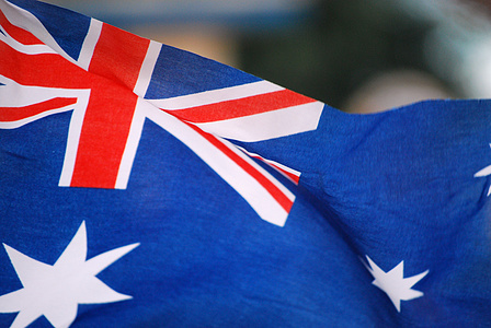澳大利亚国旗上在我们特别的日子，纪念澳洲天的澳大利亚新南威尔士州南部海岸图片下载