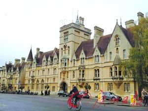 英国院校硕士申请的最佳时间为9月到次年2月，图为牛津大学校园。