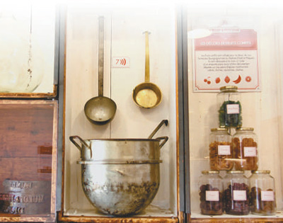 在“缪洛和珀蒂让”香料面包博物馆，陈列着百年前曾使用的面包制作工具，右侧为用来装饰面包的果干。本报记者 龚鸣摄