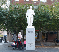 蒙特利尔市中心-白求恩雕像（中国政府1976年赠予）